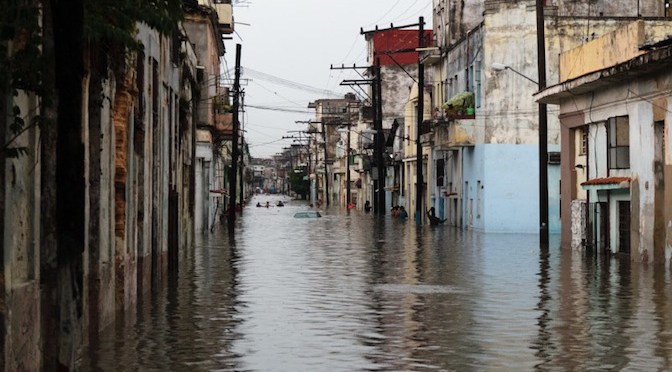 Yoani Sánchez: Cuban workers recover from flood as officials celebrate May 1